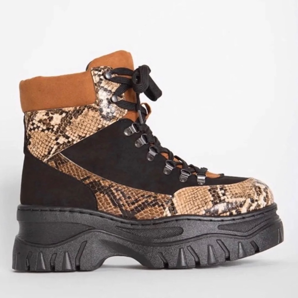 Super Stylish And Unique Snake Print Boots - image 2